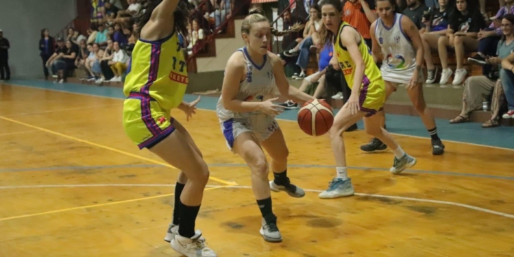 Las chicas pegan la vuelta en el Posadeño