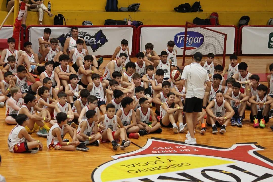 Más de 100 jóvenes participaron del “Campus 75° Aniversario” del club Tokio 2