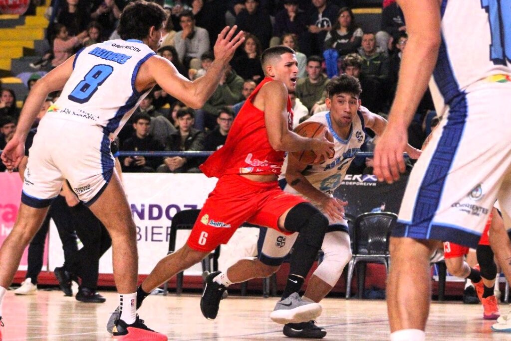 Mitre y Huaracán Las Heras abren la serie en Posadas 5 Mitre y Huaracán Las Heras abren la serie en Posadas 4