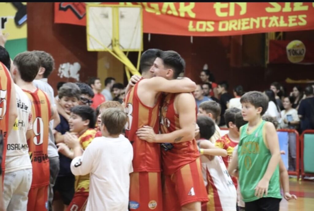 Tokio volvió a su ADN, se quedó con un partidazo e igualó la serie final 13 Tokio volvió a su ADN, se quedó con un partidazo e igualó la serie final 12