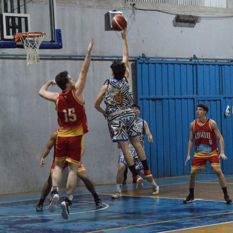 Tokio liquidó la serie ante Luz y Fuerza y se metió en la final del Torneo Posadeño 9 Tokio liquidó la serie ante Luz y Fuerza y se metió en la final del Torneo Posadeño 8