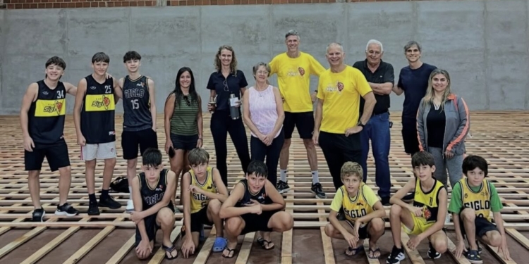 Sueño en marcha: Siglo XXI a un paso de tener su piso de parquet