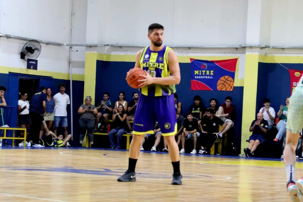 Mitre reaccionó a tiempo y debutó con una victoria 7 Mitre reaccionó a tiempo y debutó con una victoria 6