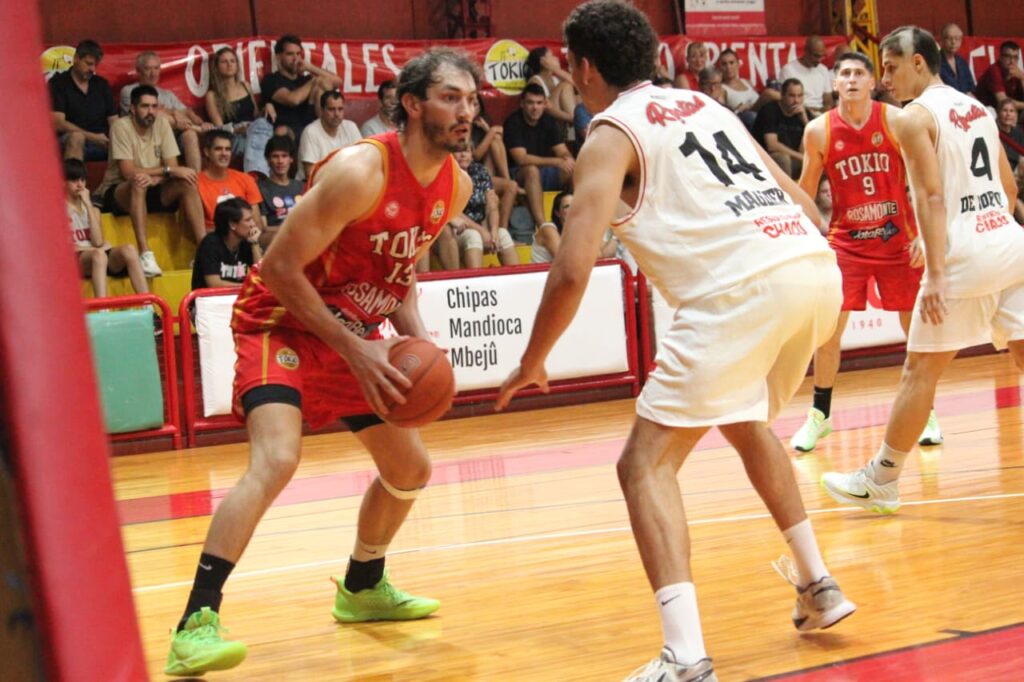 Tokio trabajó y ganó ante Regatas 2