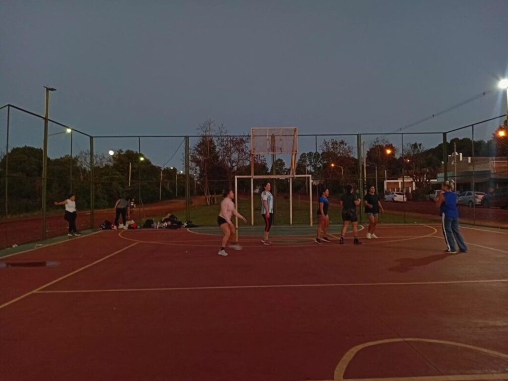 La “naranja” sonríe en Apóstoles: un club sumó el básquet femenino 4