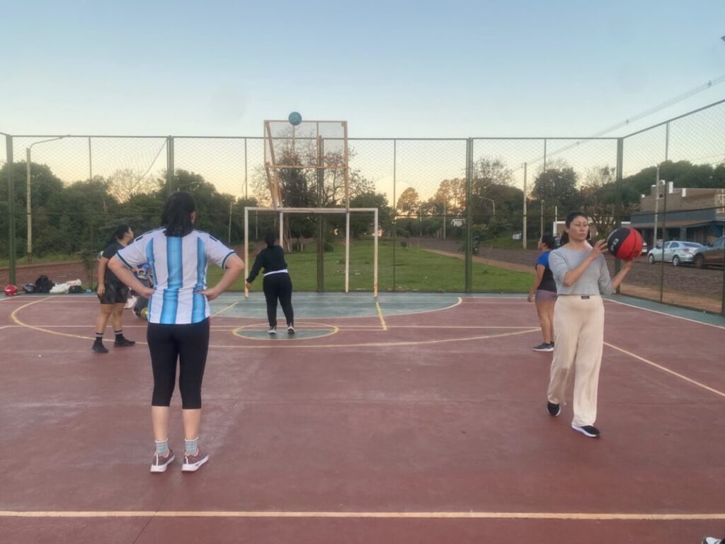 La “naranja” sonríe en Apóstoles: un club sumó el básquet femenino 14