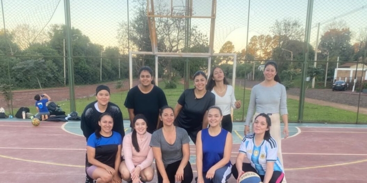 La “naranja” sonríe en Apóstoles: un club sumó el básquet femenino