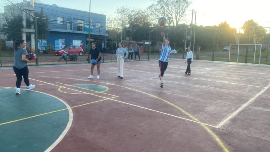 La “naranja” sonríe en Apóstoles: un club sumó el básquet femenino 12